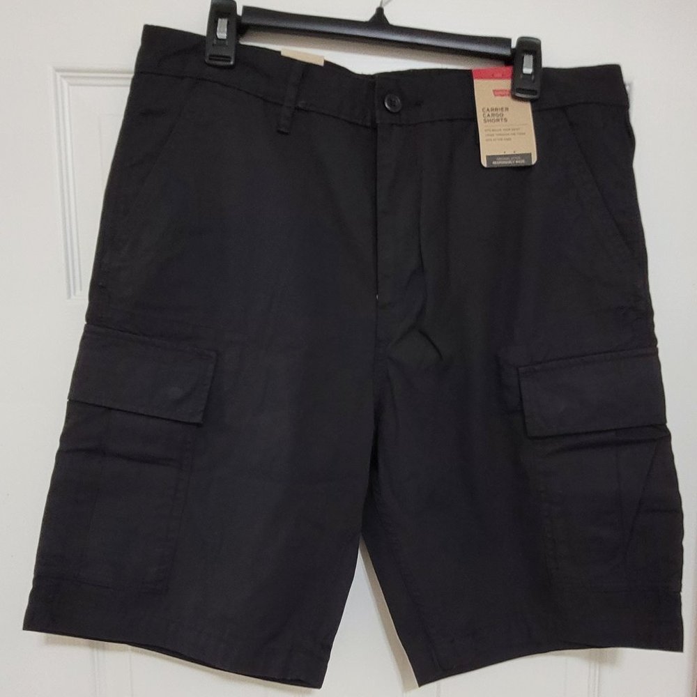 NWT - Men's Levi's Cargo Shorts - BLACK (Size 33 Men's Shorts)
